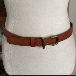 Gap leather belt with a brass hook or fish hook style buckle, M